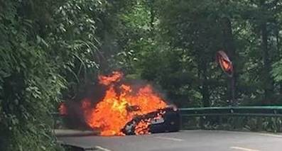 新法拉利被燒成了渣，夏天怎樣避免車輛自燃