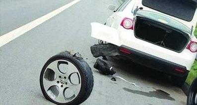 高速公路上車輛突然爆胎該怎么辦？