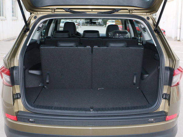 斯柯達(dá)  TSI330 后備箱