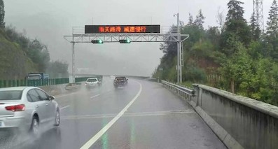 “右側(cè)超車”到底是怎么超？為什么違規(guī)？