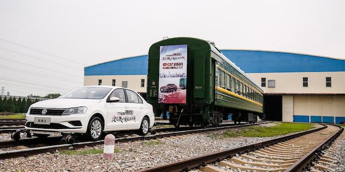 真不是段子，這次捷達(dá)跟綠皮火車“干”上了！