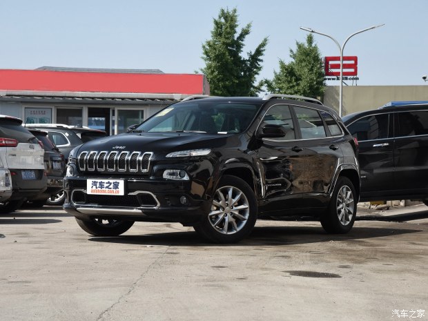 Jeep自由光2.4L專業(yè)版上市 售價24.98萬元