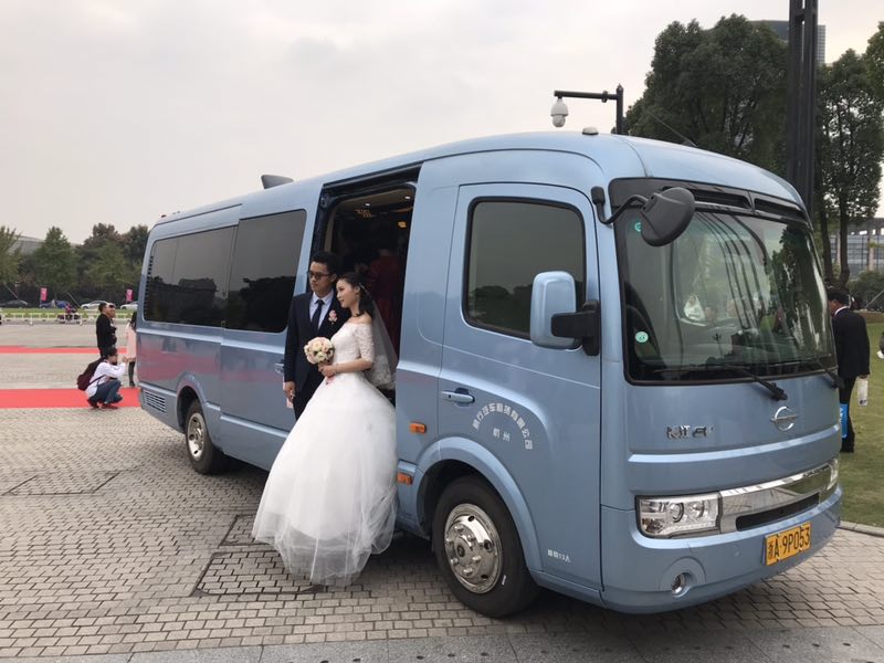 長江號“幸福巴士”浙大見證120對校友集體婚禮