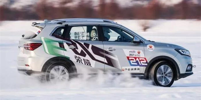自主新能源車無懼嚴寒 挑戰(zhàn)CCPC牙克石站賽道 
