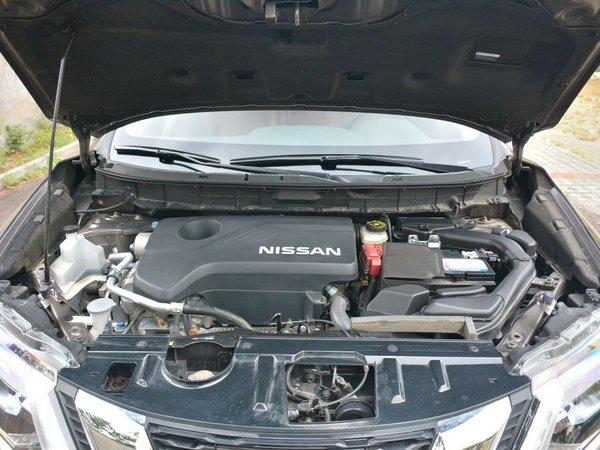 東風(fēng)日產(chǎn)  2.5L 發(fā)動(dòng)機(jī)艙
