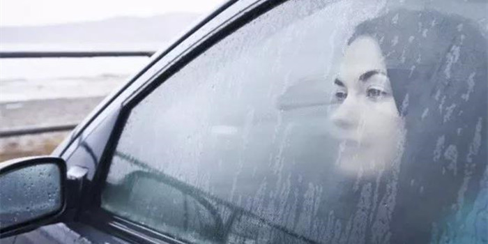 車窗起霧了：到底是該開(kāi)暖風(fēng)還是開(kāi)空調(diào)？