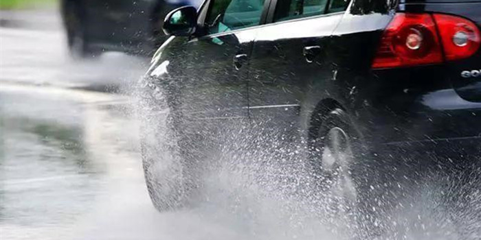 大風(fēng)大雨怎樣行車 掌握這些方法可以降低危險(xiǎn)