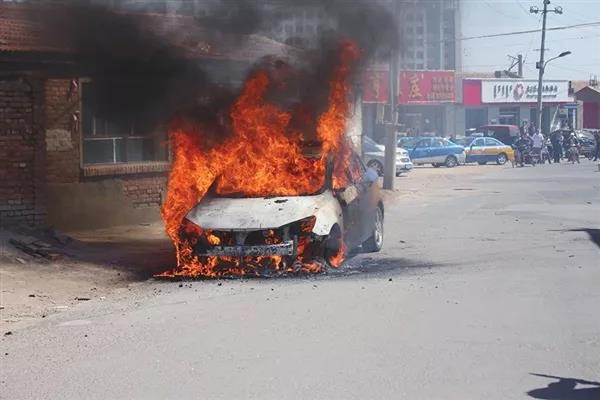 電動(dòng)汽車頻頻自燃 還有沒有更安全的電池包？