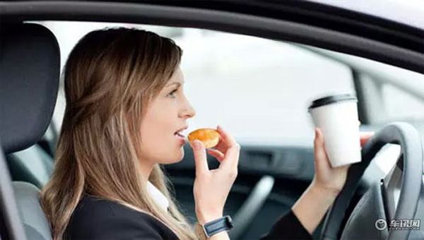女性駕車謹(jǐn)防壞習(xí)慣影響安全 來pick一下吧