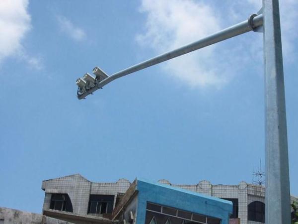 為什么在行駛中會被電子眼閃一下 沒違章也會閃