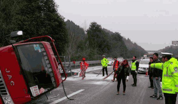 跑高速遇前面車急剎車咋辦？