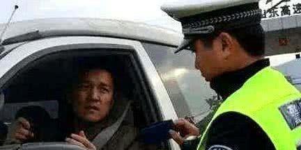交警提示 雙閃新規(guī)已正式實(shí)行 再這樣一律扣3分