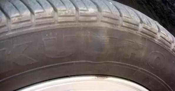 車(chē)主注意！這才是檢查輪胎的正確姿勢(shì)，4S店絕對(duì)沒(méi)教過(guò)你