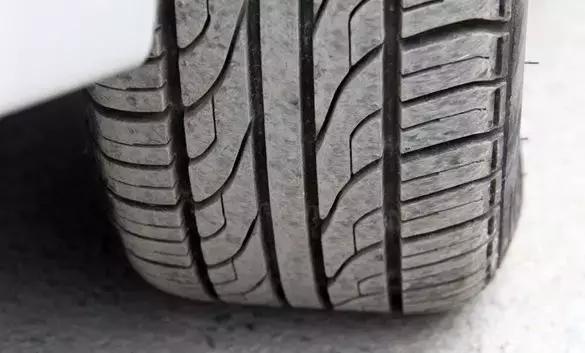 車(chē)主注意！這才是檢查輪胎的正確姿勢(shì)，4S店絕對(duì)沒(méi)教過(guò)你