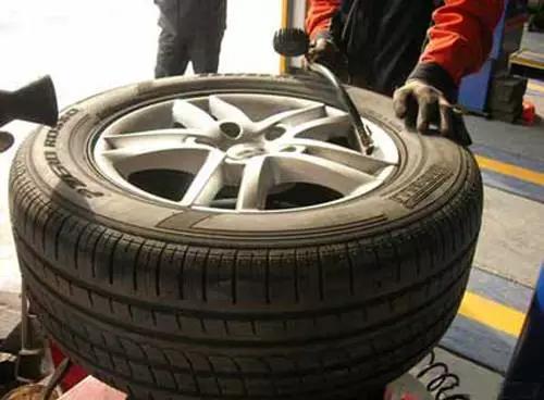 車(chē)主注意！這才是檢查輪胎的正確姿勢(shì)，4S店絕對(duì)沒(méi)教過(guò)你