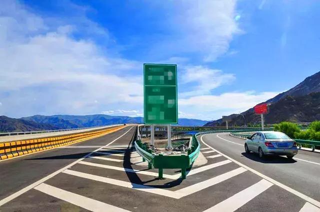 記住這四點(diǎn) 上高速時(shí)安全系數(shù)增加一倍