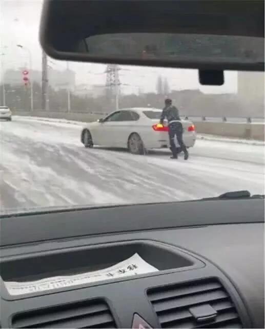 前輪驅(qū)動和后輪驅(qū)動差別有多大 雨雪天就知道了