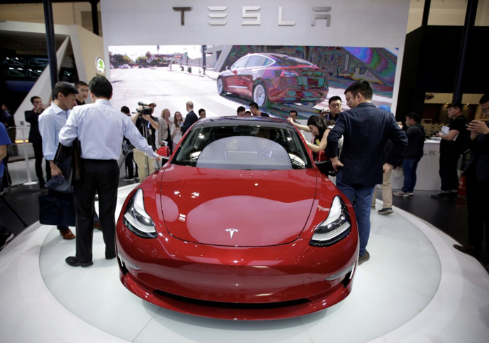 特斯拉Model 3年底庫(kù)存超三千輛 馬斯克“賣(mài)車(chē)”