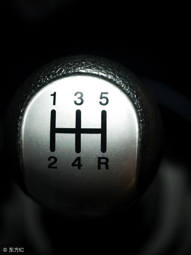 老司機(jī)：手動擋掛擋時的四大禁忌，如果不注意，只會縮短汽車壽命