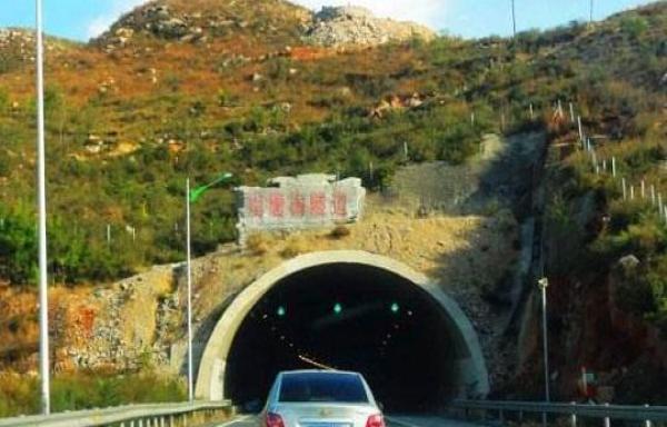 進(jìn)高速隧道 很多老司機(jī)都靠左側(cè)行駛？