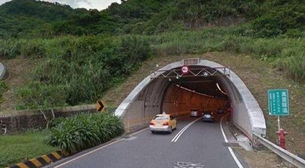 進高速隧道，很多老司機都靠左側(cè)行駛？知道原因后，新手很后怕！