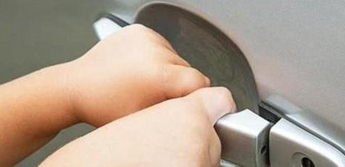 老司機(jī)為啥在車(chē)尾系條繩子 新手明白后也要綁