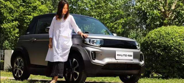 方向由自己掌握 女車主試駕LITE-R300 