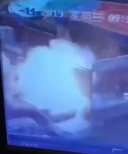 新能源汽車叕起火 江淮電動(dòng)車行駛中自燃