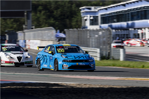 領(lǐng)克車隊(duì)車手伊萬·穆勒駕駛100號(hào)賽車奪得WTCR中國(guó)寧波站冠軍