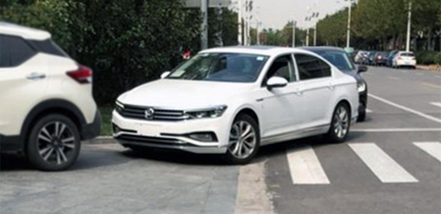 車標(biāo)下面帶字母 一汽大眾改款邁騰諜照曝光