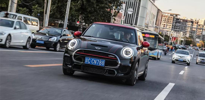 你仔細品品這臺MINI是不是臺稱職的JCW？