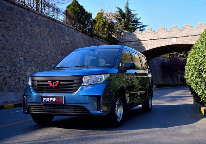 五菱宏光PLUS五座版車型上市 售價6.48萬元