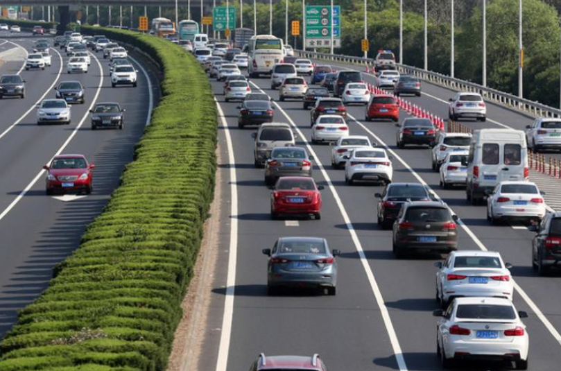 公安部：我國私家車保有量已突破2億輛 