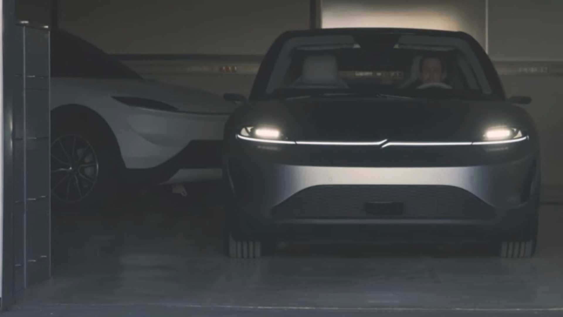 注意背后的白色 SONY  SUV 概念車