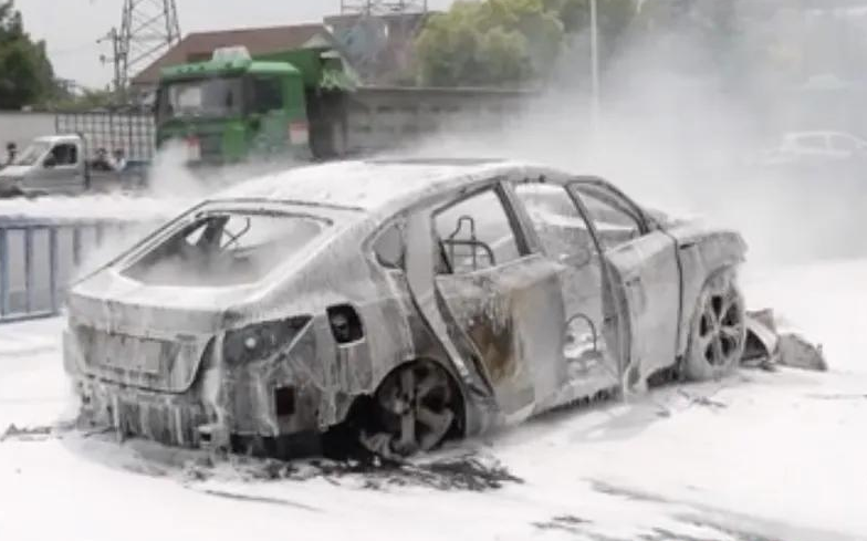 新能源汽車意外撞向路邊護(hù)欄車輛迅速起火