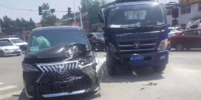 雷克薩斯LM遭遇國內(nèi)首撞 車主樂觀面對