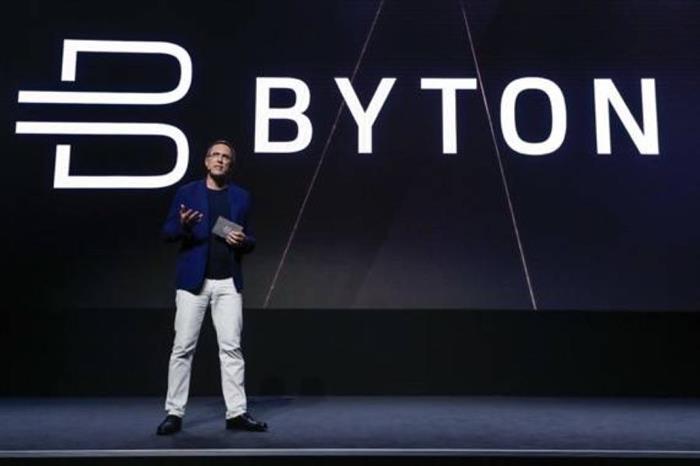 工廠欠費停水斷電關門 拜騰千名員工維權討薪