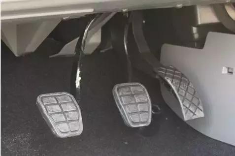 剎車/油門不靠在一起了？為什么不能這樣？