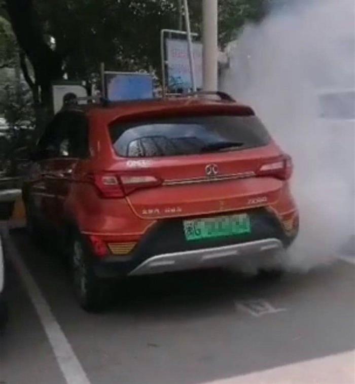 北汽新能源車充電站冒煙后爆炸 車體損毀嚴(yán)重