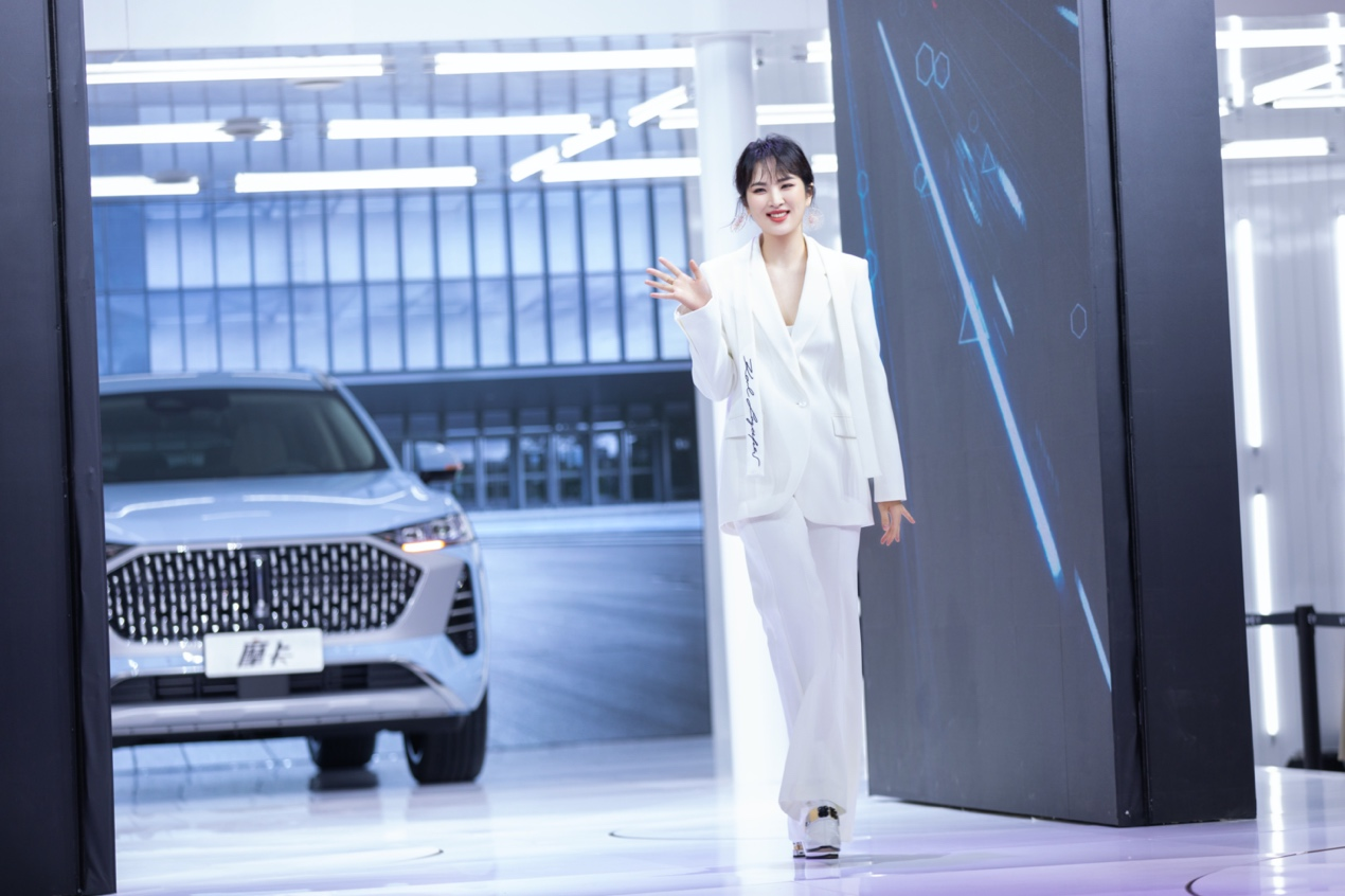 姚安娜現(xiàn)身上海車展 WEY摩卡預(yù)售價17.98萬起