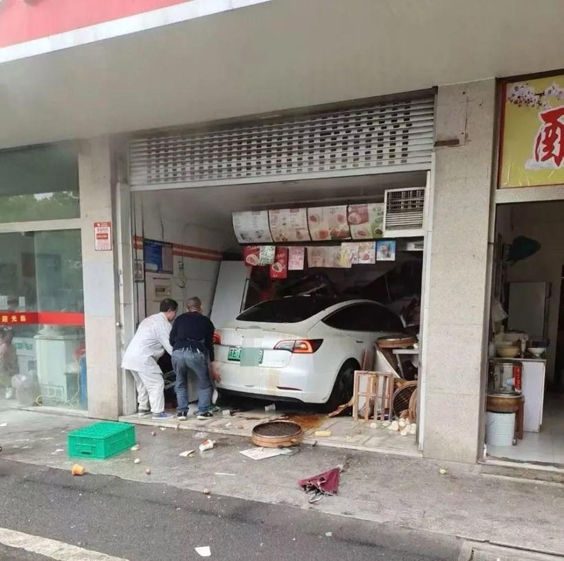 發(fā)生大量“失控”事件后 特斯拉底牌究竟是？
