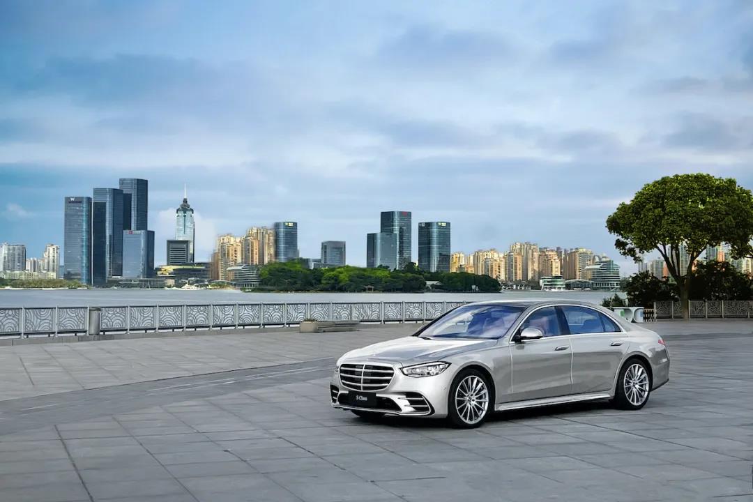 全新奔馳S告訴你，開奔馳坐奔馳是一樣的享受