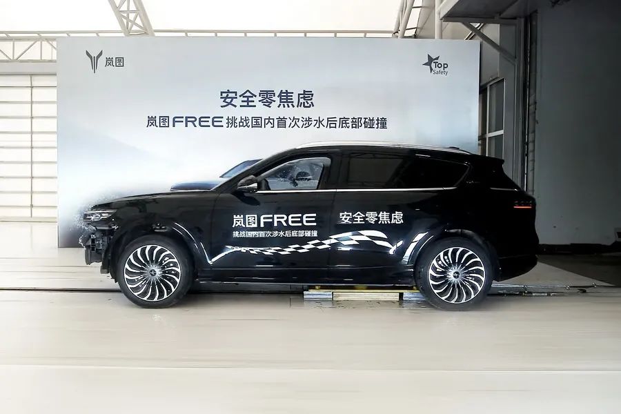 先涉水再被撞，嵐圖FREE電池包能否扛得住