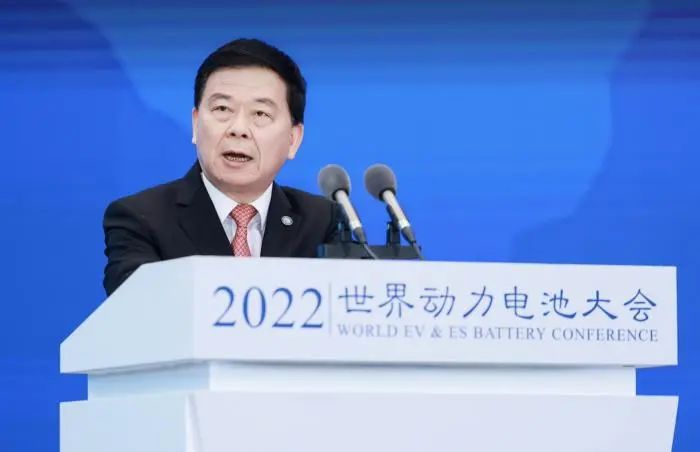 車企叫苦給電池企業(yè)打工背后，錢讓誰(shuí)賺了？