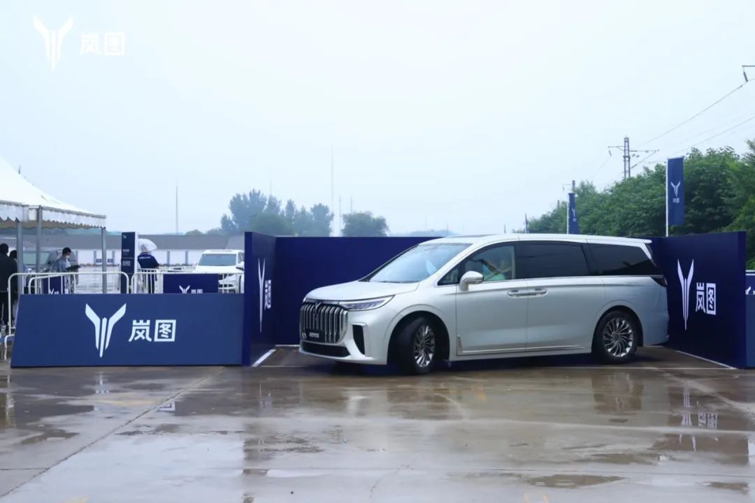 油與電的直面交鋒，嵐圖夢想家對(duì)比豐田賽那