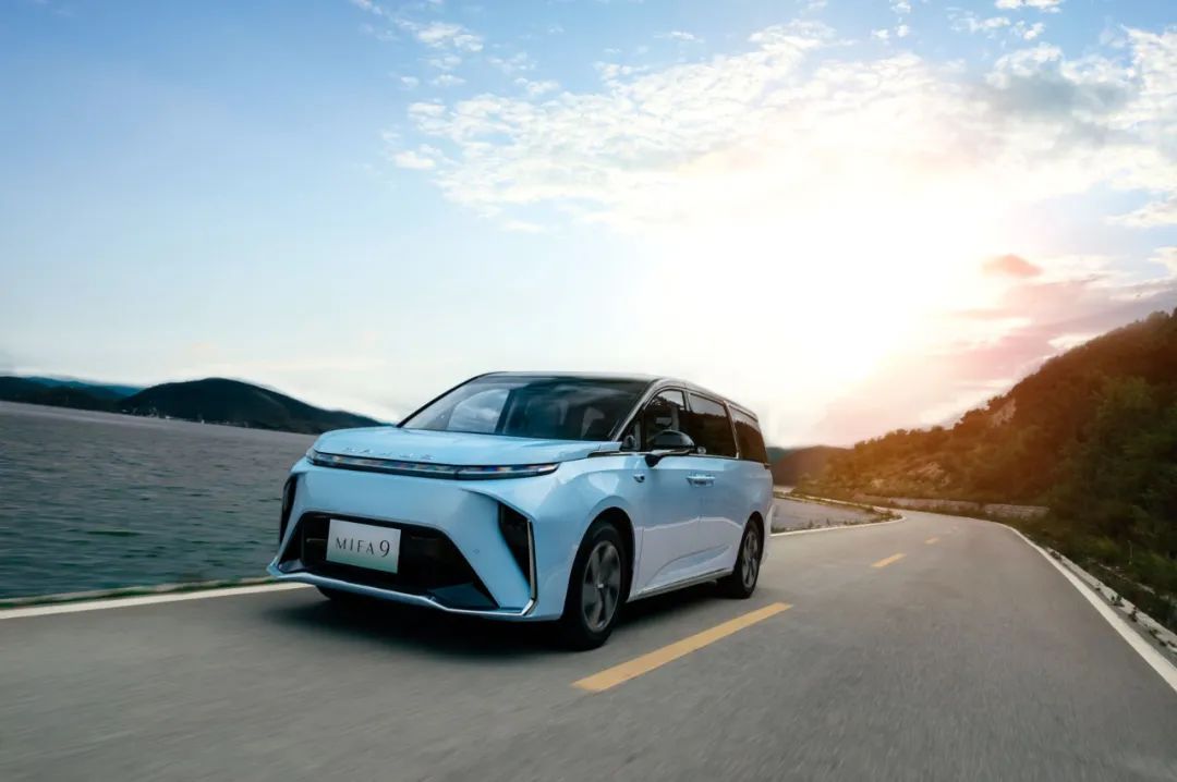 首個(gè)交付的大型純電MPV—上汽大通MIFA 9