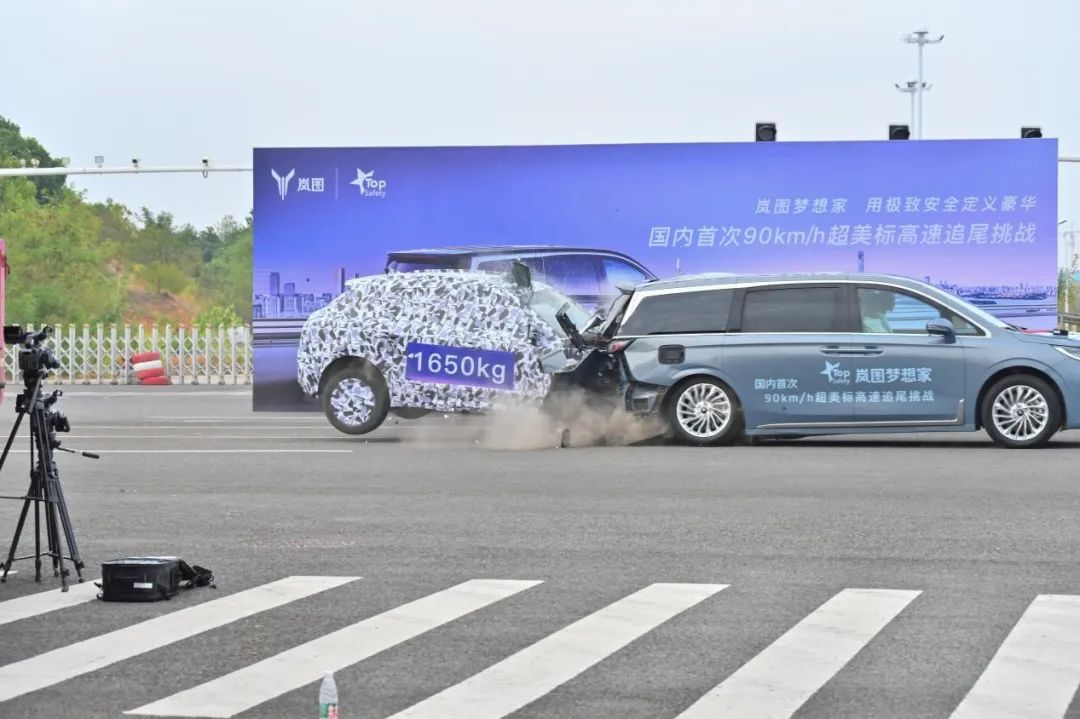 MPV第三排不安全？嵐圖夢想家用超高速追尾測試說NO