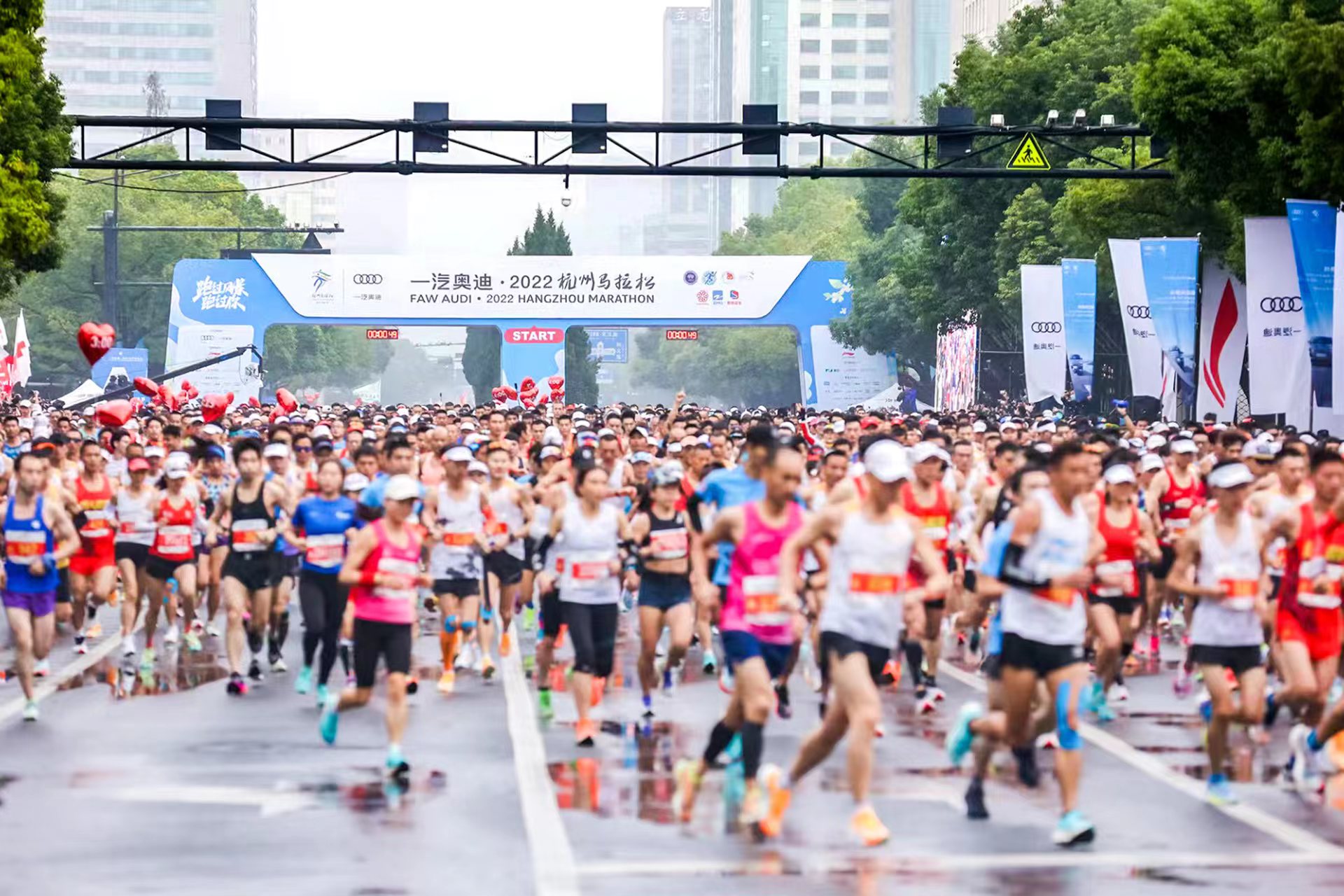2022杭州馬拉松鳴槍起跑，一汽奧迪保駕護航