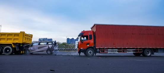 沒人敢談MPV第三排安全？MPV與兩輛貨車“硬碰硬”后果如何