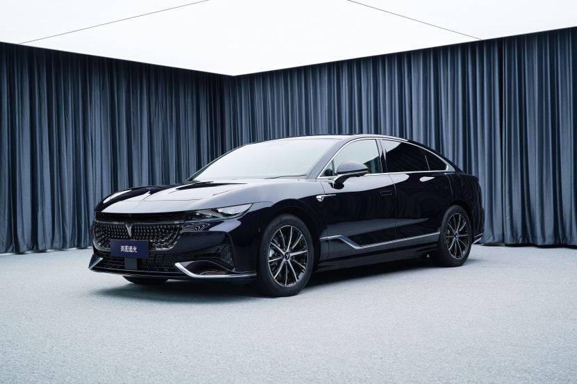 下半年上市，或7月批量交付！嵐圖追光PHEV版車型曝光